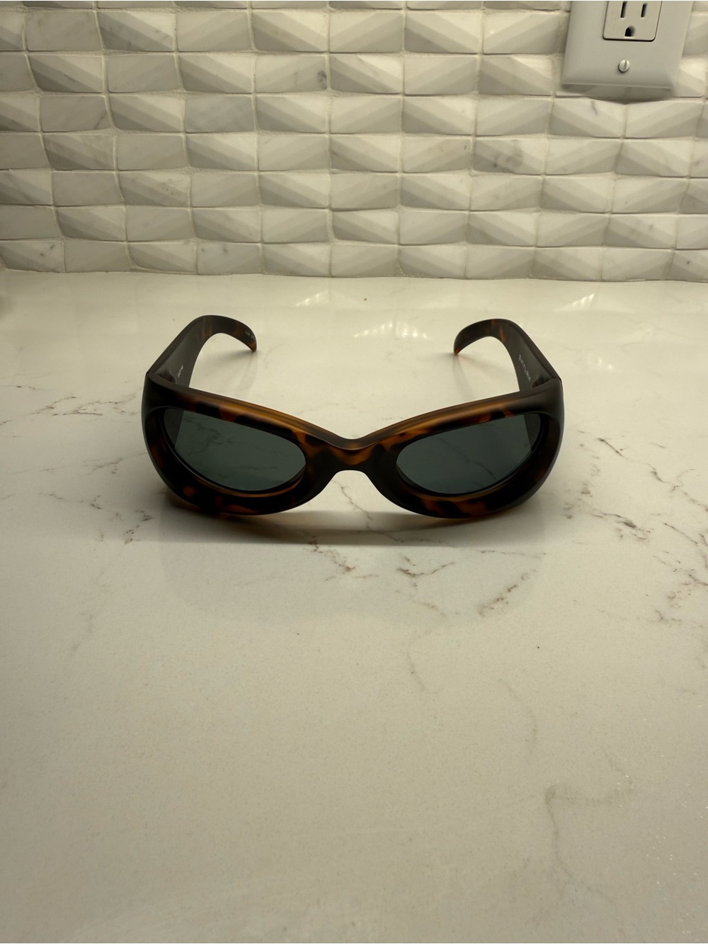 SKYLRK “Upside Down” Tortoiseshell Oval unisex Sunglasses - Brown